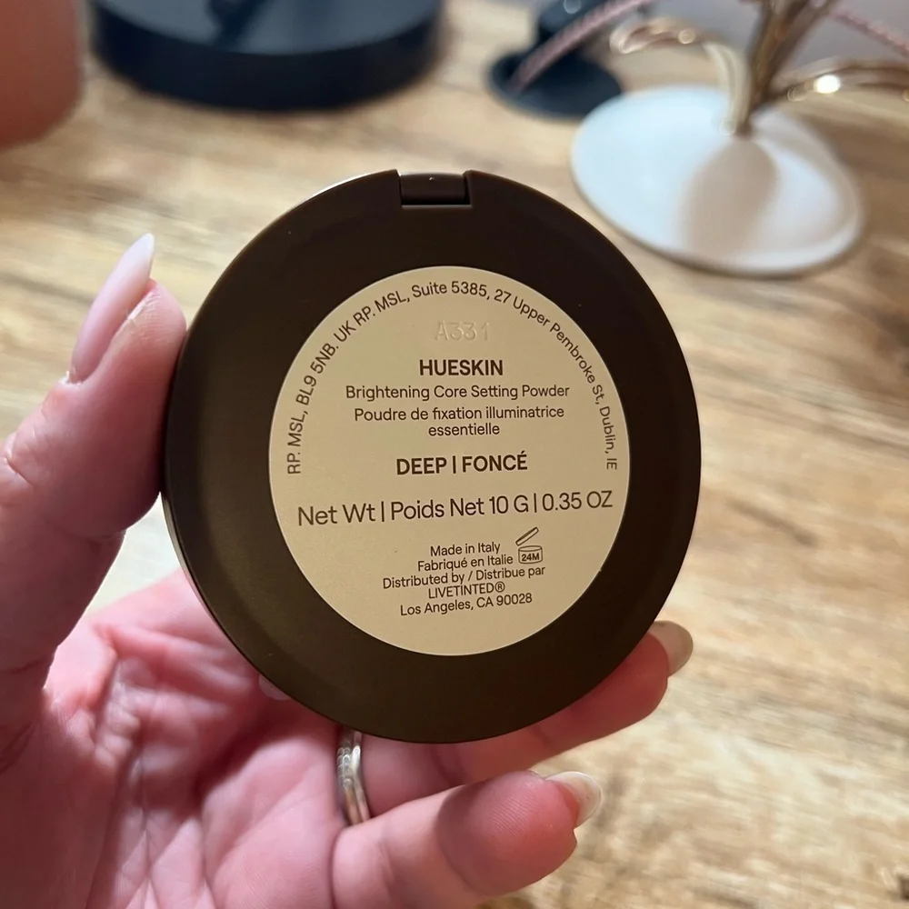 LIVE TINTED • HUESKIN BRIGHTENING CORE SETTING POWDER • DEEP
